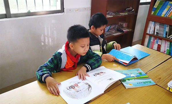 自愿者走进穷困幼学 君泰一分爱心一分钟 2015